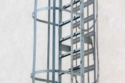 Aufstiegsleiter mit Rückenschutzkorb (Stahl – verzinkt)