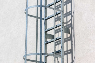 Leiter mit Rückenschutzkorb (Stahl – verzinkt)
