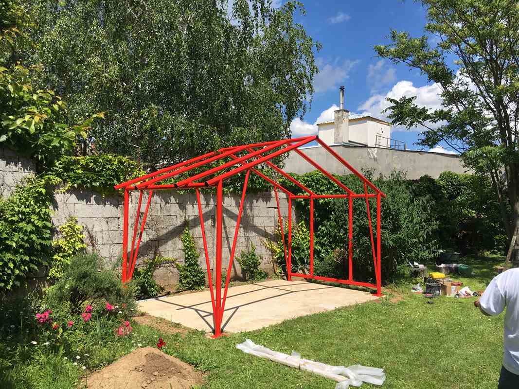 Stahl-Unterkonstruktion für eine Gartenhütte
